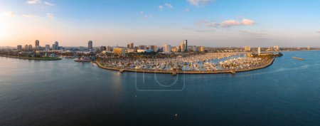 Foto de Vista panorámica aérea de la costa de Long Beach, puerto, horizonte y puerto deportivo en Long Beach con palmeras,. Hermosa Los Angeles. - Imagen libre de derechos