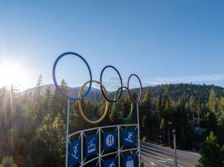 Foto de Signo de monumento en una intersección en el Valle Olímpico. Vista aérea del cartel olímpico. - Imagen libre de derechos