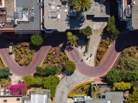 Blick aus der Luft auf die Lombard Street, eine Ost-West-Straße in San Francisco, Kalifornien. Berühmt für einen steilen, einspurigen Abschnitt mit acht Haarnadelkurven. Schrägste, steile Hügel, scharfe Kurven
