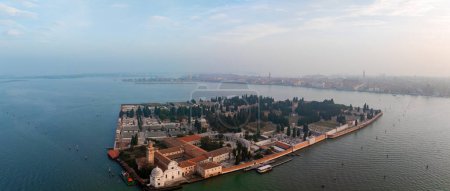 Téléchargez les photos : Vue aérienne de l'île historique du cimetière Saint Michele près de Murano et Venise, Italie - en image libre de droit