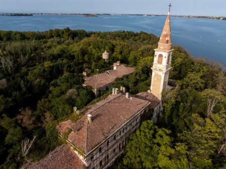 Luftaufnahme der geplagten Geisterinsel Poveglia in der venezianischen Lagune, gegenüber Malamocco am Kanal Orfano in der Nähe von Venedig, Italien.