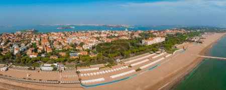 Téléchargez les photos : Vue aérienne de l'île du Lido de Venezia à Venise, Italie. L'île entre Venise et la mer Adriatique. - en image libre de droit