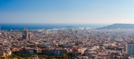 Téléchargez les photos : Vue panoramique de Barcelonas skyline avec la Sagrada Familia sous un ciel clair, avec la mer Méditerranée et le port visible, mettant en valeur le mélange de villes d'architecture et de paysage naturel. - en image libre de droit