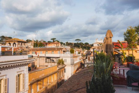 Schöne Dachterrasse in Rom, Italien an einem sonnigen Tag. Rom von der Terrasse aus.