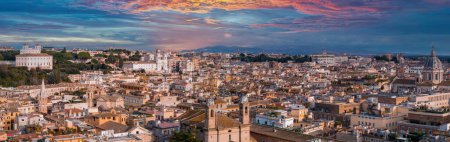Una vista aérea de Roma al atardecer revela tejados de terracota, cúpulas de iglesia y agujas contra una puesta de sol. Edificios blancos y montañas destacan la antigua mezcla moderna de las ciudades.