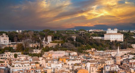Roms Skyline leuchtet bei Sonnenaufgang oder Sonnenuntergang, mit cremefarbenen Gebäuden und einem wichtigen Wahrzeichen. Ein grüner Park im Vordergrund unter leuchtend blauem und orangefarbenem Himmel zeigt die Mischung aus Natur und Geschichte der Stadt.