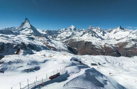 Foto de Famoso pico Matterhorn con tren Gornergrat en la zona de Zermatt, Suiza - Imagen libre de derechos