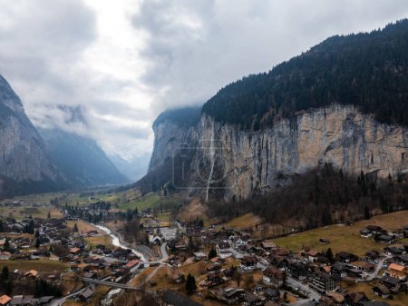 Téléchargez les photos : Belle période d'automne au village de Lauterbrunnen dans les Alpes suisses, porte d'entrée de la célèbre Jungfrau. Situé dans une vallée avec des falaises rocheuses et le rugissement, 300m de haut Staubbach Falls - en image libre de droit