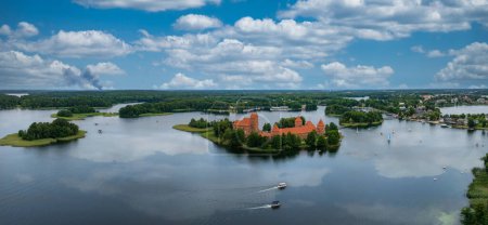 Vista aérea de Trakai, sobre el castillo medieval de la isla gótica en el lago Galve. Puesta plana del monumento lituano más hermoso. Castillo de la isla de Trakai, destino turístico más popular de Lituania