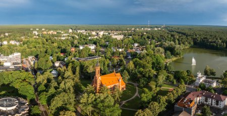 Vista panorámica aérea del complejo lituano Druskininkai. Druskininkai en colores otoñales, imagen de drones de árboles multicolores en la ciudad más hermosa de Druskininkai en Lituania