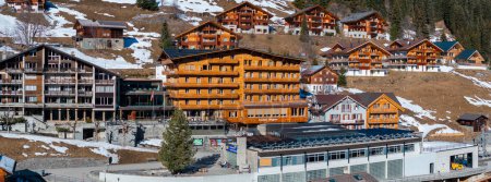 Vista panorámica aérea de la ciudad de esquí de Verbier en Suiza. Casas chalet de madera clásicas de pie frente a las montañas. 