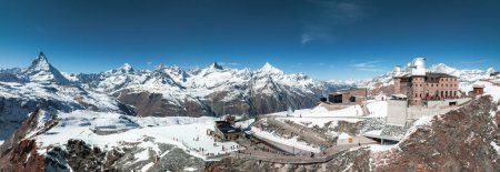 Vue aérienne panoramique de la station de ski de Verbier en Suisse. Chalets classiques en bois devant les montagnes. 