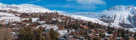 Foto de Vista panorámica aérea de la ciudad de esquí de Verbier en Suiza. Casas chalet de madera clásicas de pie frente a las montañas. - Imagen libre de derechos
