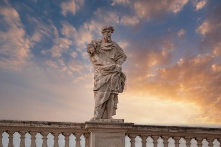 Klassizistische Marmorstatue vor dramatischem Sonnenuntergang, mit kontemplativer männlicher Figur, die Lorbeerkranz trägt, aufgestellt auf einem Sockel im Vatikan, eingerahmt von eleganter Balustrade.