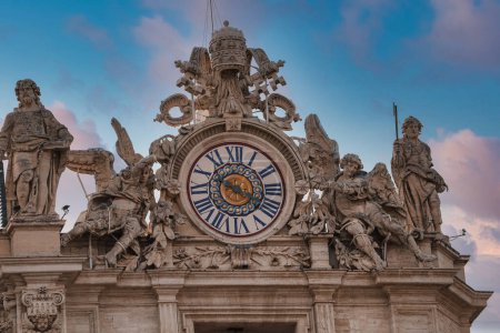 Detailliertes Bild von verzierten Uhren und Skulpturen auf einem historischen Gebäude, möglicherweise innerhalb des Vatikans. Römische Ziffern, Statuen, päpstliche Symbole, komplizierte Handwerkskunst.