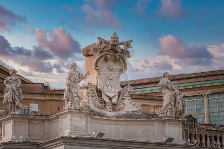 Detalle arquitectónico en el Vaticano con una gran cresta flanqueada por ángeles. Ambiente sereno con estilo barroco y pose clásica. Patrimonio rico capturado.