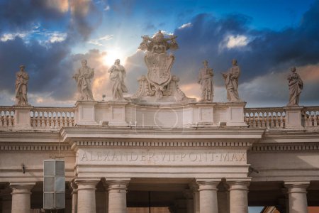 Découvrez la grandeur de l'architecture de la Cité du Vatican, avec des bâtiments classiques, des statues et des armoiries centrales avec une iconographie religieuse dans un éclairage dramatique.