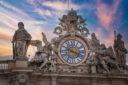 Superbe horloge et sculptures à chiffres romains, coloris bleu et or, motifs angéliques dans la Cité du Vatican, entourés de figures barbus majestueuses.