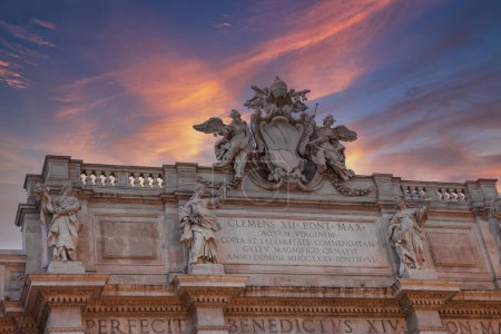 Historische Fassade mit kunstvollen Skulpturen, Wappen mit päpstlichem Diadem und Schlüsseln, lateinischen Inschriften, die 1735 und 1747 von den Päpsten Klemens XII. und Benedikt XIV. in Auftrag gegeben wurden, wahrscheinlich in Rom.