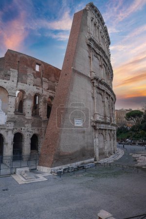 Erleben Sie die Pracht der Kolosse in Rom, Italien, mit diesem atemberaubenden Blick auf das ikonische Amphitheater. Entdecken Sie antike Geschichte in einer modernen Stadtlandschaft.