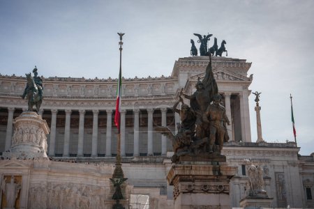 Altar de la Patria, Monumento Nacional Vittorio Emanuele II, Roma, Italia. Estatua de bronce de Víctor Manuel II frente al gran monumento de mármol blanco con bandera patriótica y visitantes.