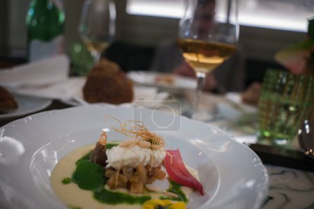 Elegantes kulinarisches Erlebnis mit Gourmetgericht im Luxushotel in Rom. Edle Restaurants mit hochwertigen Speisen und Weinen in anspruchsvollem Ambiente.