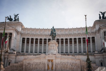 Altare della Patria Monumento Nacional a Víctor Manuel II de Roma, Italia. Magnífico monumento de mármol blanco con intrincadas esculturas y estatua ecuestre.