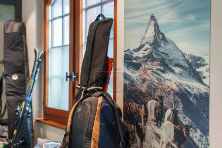 Téléchargez les photos : Chambre d'hôtel de luxe à Zermatt avec équipement de sports d'hiver et imprimé Cervin emblématique. Ambiance chaleureuse et éléments fauniques alpines. Parfait pour les amateurs de ski. - en image libre de droit