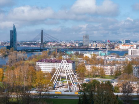 Construction de la roue d'observation à Riga, Lettonie. Belle roue ferris dans le parc de la Victoire dans le centre de Riga avec une belle vue sur la vieille ville.
