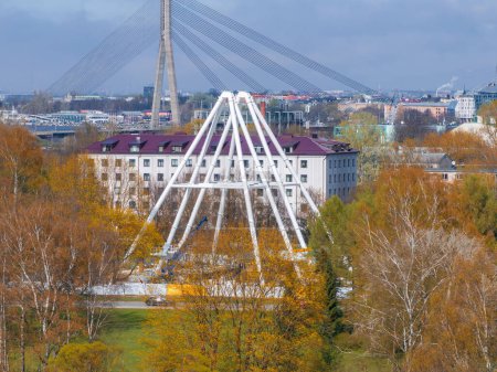 Bau des Beobachtungsrades in Riga, Lettland. Schönes Riesenrad im Victory-Park im Zentrum von Riga mit schönem Blick auf die Altstadt.