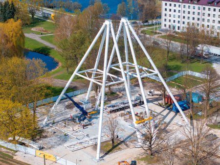 Construction de la roue d'observation à Riga, Lettonie. Belle roue ferris dans le parc de la Victoire dans le centre de Riga avec une belle vue sur la vieille ville.