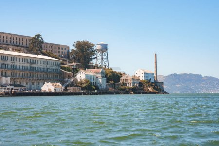 Entdecken Sie die ikonische Insel Alcatraz in der Bucht von San Francisco, Kalifornien, USA, mit historischen Gefängnisgebäuden, Wasserturm und malerischem Blick auf die Küste.