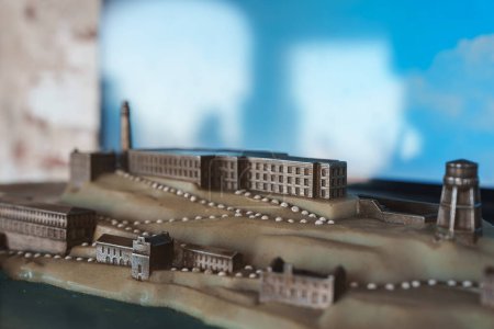 Modelo en miniatura de San Francisco que muestra diversos paisajes urbanos con varios edificios, carreteras y senderos. La iluminación suave crea una escena realista.