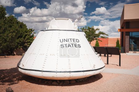 Téléchargez les photos : Explorez une capsule spatiale américaine vintage en plein air en Arizona. Modèle détaillé de l'histoire spatiale américaine près de Meteor Crater offre un aperçu éducatif. - en image libre de droit