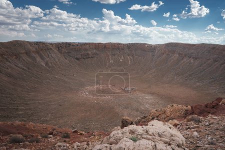 Explorez l'impressionnant cratère des météores, également connu sous le nom de cratère de Barringer, dans le désert de l'Arizona, aux États-Unis. Témoin d'une merveille géologique créée par un impact météorite il y a des millénaires.