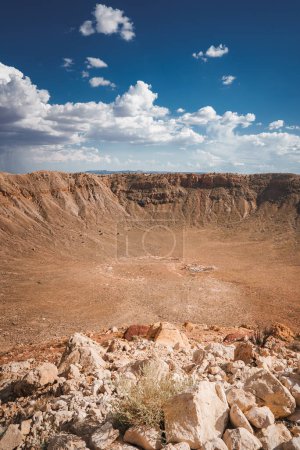 Blick auf den atemberaubenden Meteor-Krater, auch als Barringer-Krater bekannt, im Norden Arizonas, USA. Entdecken Sie die Weite und geologische Bedeutung dieser atemberaubenden Wüstenlandschaft.