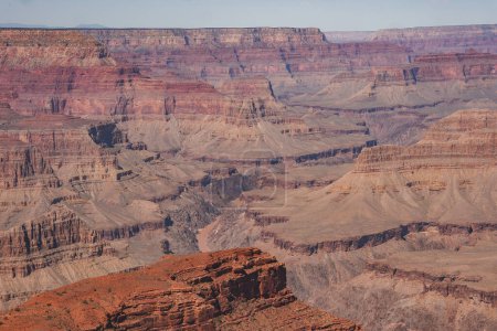 Erkunden Sie den atemberaubenden Grand Canyon in Arizona, USA. Staunen Sie über die komplexe Landschaft roter Gesteinsschichten, ein Zeugnis von Millionen von Jahren geologischer Geschichte.