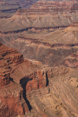 Atemberaubende Luftaufnahme des Grand Canyon in Arizona mit seiner enormen Größe und den lebhaften Felsformationen, die der Colorado River über Millionen von Jahren geformt hat.