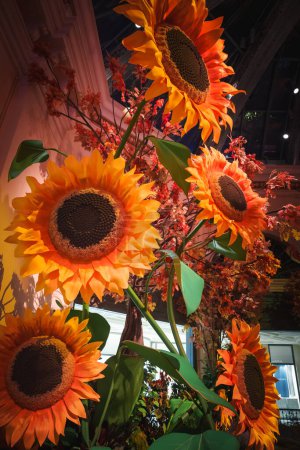 Téléchargez les photos : Une exposition vibrante de tournesols artificiels et d'autres fleurs dans un cadre intérieur élaboré à Las Vegas. Illuminez votre espace avec ces superbes décorations botaniques - en image libre de droit
