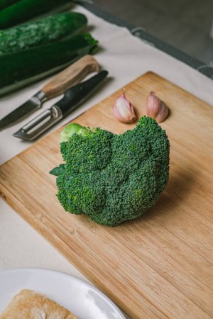 Téléchargez les photos : Nourriture saine. brocoli frais sur une planche à découper - en image libre de droit