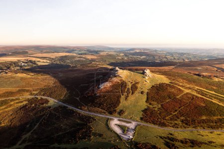 Téléchargez les photos : Une vue aérienne du paysage des rochers Haytor dans le parc national du Dartmoor dans le Devon au lever du soleil - en image libre de droit