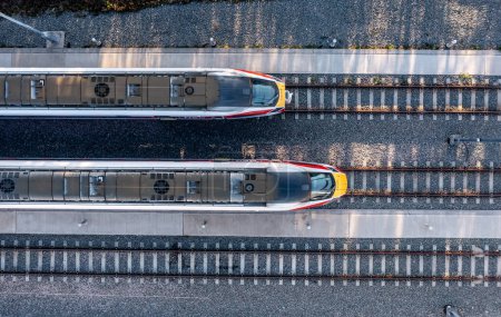 Foto de DONCASTER, Reino Unido - 13 de octubre de 2022. Una vista aérea de la flota eléctrica diésel Hitach Azuma de trenes de pasajeros de alta velocidad en el almacén de mantenimiento LNER en Doncaster, Reino Unido - Imagen libre de derechos