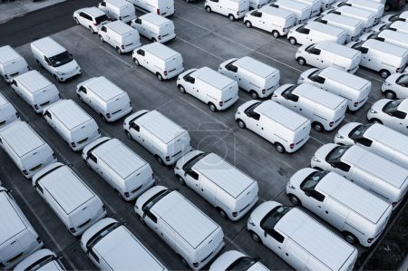 Photo for DONCASTER, UK - OCTOBER 13, 2022.  An aerial view directly above rows of new white vans at a vehicle manufacturer ready for onward shipping for export and import - Royalty Free Image