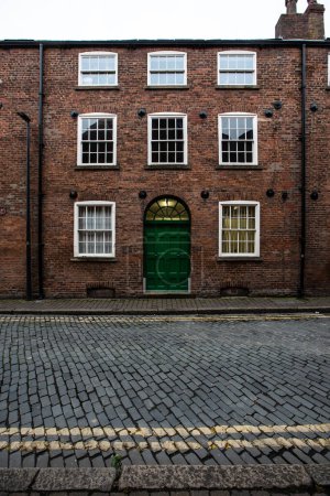Foto de CERVEZA WHARF, LEEDS, UK - 30 DE SEPTIEMBRE DE 2022. Imagen arquitectónica de una antigua casa adosada victoriana o casa adosada en la calle adoquinada de Brewery Wharf en Leeds. - Imagen libre de derechos
