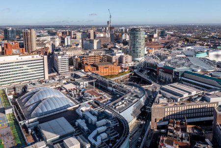 Foto de BIRMINGHAM, Reino Unido - 4 de noviembre de 2022. Una vista aérea de un horizonte urbano de Birmingham con el edificio de la Rotonda de la Plaza de Toros y la estación de New Street prominente - Imagen libre de derechos