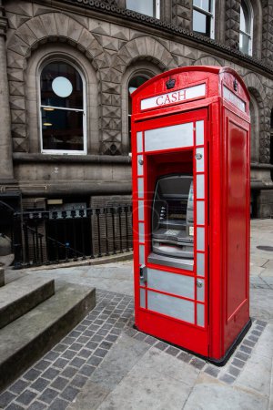 Téléchargez les photos : LEEDS, RU - 30 SEPTEMBRE 2022. Une cabine téléphonique rouge au Royaume-Uni qui a été convertie en distributeur automatique de billets dans une rue de la ville britannique - en image libre de droit