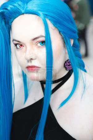 Foto de Retrato de cerca de un cosplayer fluido de género de League of Legends Arcane con lentes de contacto coloridas y piercings en la cara en un concepto de Generación Z - Imagen libre de derechos