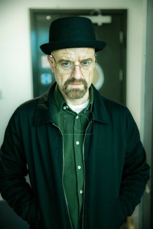 Foto de Un cosplayer masculino vestido como Walter White o Heisenberg interpretado por el actor estadounidense Bryan Cranston en un evento cómico con el Reino Unido - Imagen libre de derechos