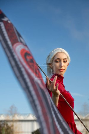 Foto de BIRMINGHAM NEC, Reino Unido - 13 de noviembre de 2022. Una chica cosplay vestida como Rhaenyra Targaryen de Juego de Tronos en un evento de la Comic Con del Reino Unido - Imagen libre de derechos
