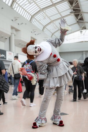 Foto de BIRMINGHAM NEC, Reino Unido - 13 de noviembre de 2022. Un cosplayer masculino vestido como Pennywise The Clown de la serie de libros y películas de Stephen King en MCM Birmingham Comic Con 2022 - Imagen libre de derechos